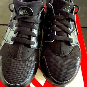 Nike Huarache Run size 5.5 big kids